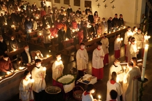  Das Licht der Osterkerze breitet sich bei den Lesungen in der Kirche aus (hier St. Elisabeth)